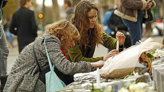 ফুল দিয়ে ও মোম জ্বেলে নিহত ব্যক্তিদের প্রতি শ্রদ্ধা। ছবি: সুমন ইউসুফ