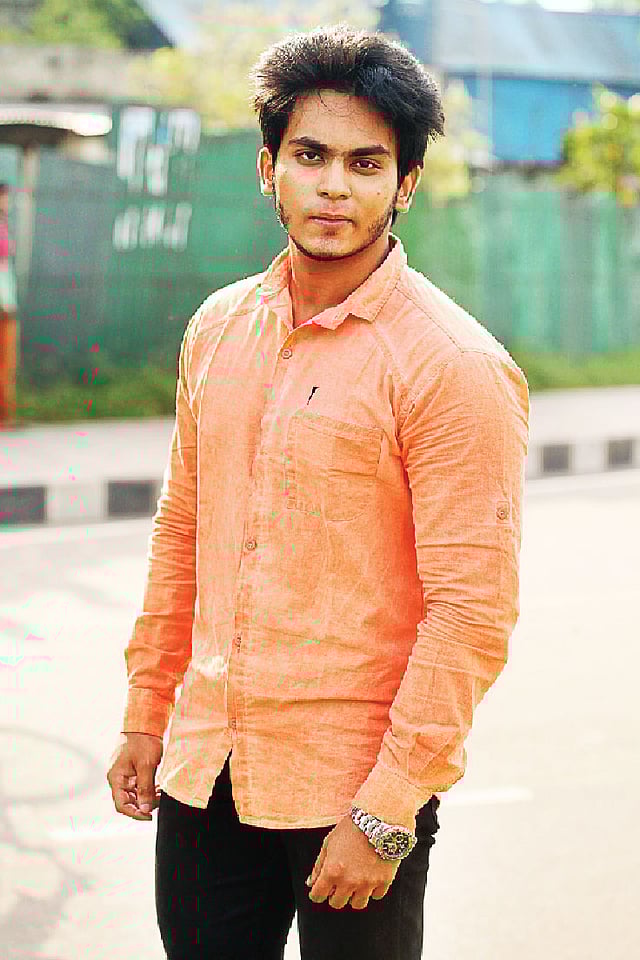 এই আবহাওয়ায় আরাম পাবেন ফুলহাতা শার্টে। মডেল: মোনজের, ছবি: নকশা