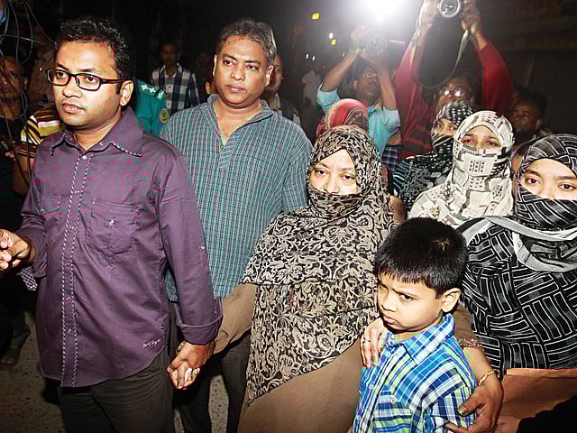 আলী আহসান মোহাম্মাদ মুজাহিদের সঙ্গে শেষ দেখা করতে গতকাল রাত ১১টার দিকে ঢাকা কেন্দ্রীয় কারাগারে যান তাঁর স্ত্রী, ছেলে, মেয়ে ও পরিবারের সদস্যরা l প্রথম আলো