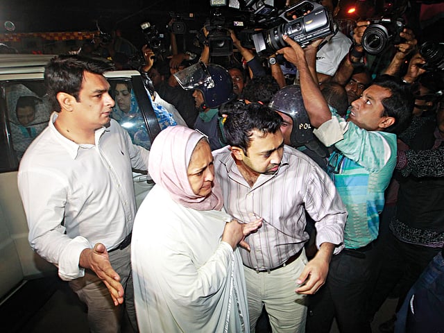 সালাউদ্দিন কাদের চৌধুরীর সঙ্গে শেষ দেখা করতে গতকাল রাত সাড়ে নয়টার দিকে ঢাকা কেন্দ্রীয় কারাগারে প্রবেশ করেন তাঁর স্ত্রী, ছেলে ও পরিবারের সদস্যরা l প্রথম আলো