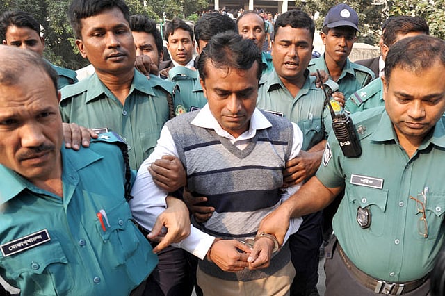 আদালতে হাজির করার আগে ভিকারুননিসা নূন স্কুলের সাবেক শিক্ষক পরিমল জয়ধর। বুধবার দুপুরে ঢাকার নারী ও শিশু নির্যাতন দমন ট্রাইব্যুনালের সামনে থেকে ছবিটি তুলেছেন হাসান রাজা ।