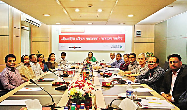 প্রথম আলোর আয়োজনে গতকাল ‘এইচআইভি এইডস সচেতনতা: আমাদের করণীয়’ শীর্ষক গোলটেবিল বৈঠকে আলোচকেরা l ছবি: প্রথম আলো