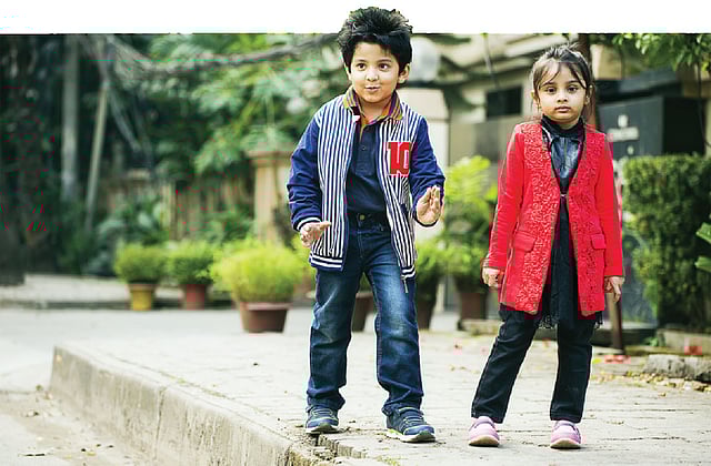 বৈচিত্র্যময় নকশায় পাওয়া যাচ্ছে শিশুদের শীতপোশাক। মডেল: রিহুন ও জারা, পোশাক: ক্যাটস আই কিডস, ছবি: নকশা