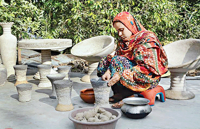 কাগজ দিয়ে ঘরের জিনিসপত্র, আসবাব তৈরি করছেন নাজনীন নাহার l ছবি: প্রথম আলো