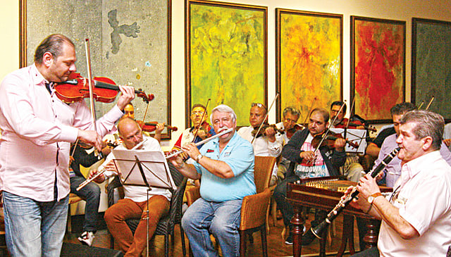 গুলশানের একটি বাড়িতে বাংলাদেশের জাতীয় সংগীত হাঙ্গেরির বুদাপেস্ট ফিলহারমোনিক অর্কেস্ট্রার সদস্যরা বাজাচ্ছেন l ছবি: সাহাদাত পারভেজ