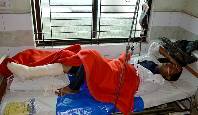 দিনাজপুর মেডিকেল কলেজ হাসপাতালে চিকিৎসাধীন আহতদের একজন। ছবি: প্রথম আলো
