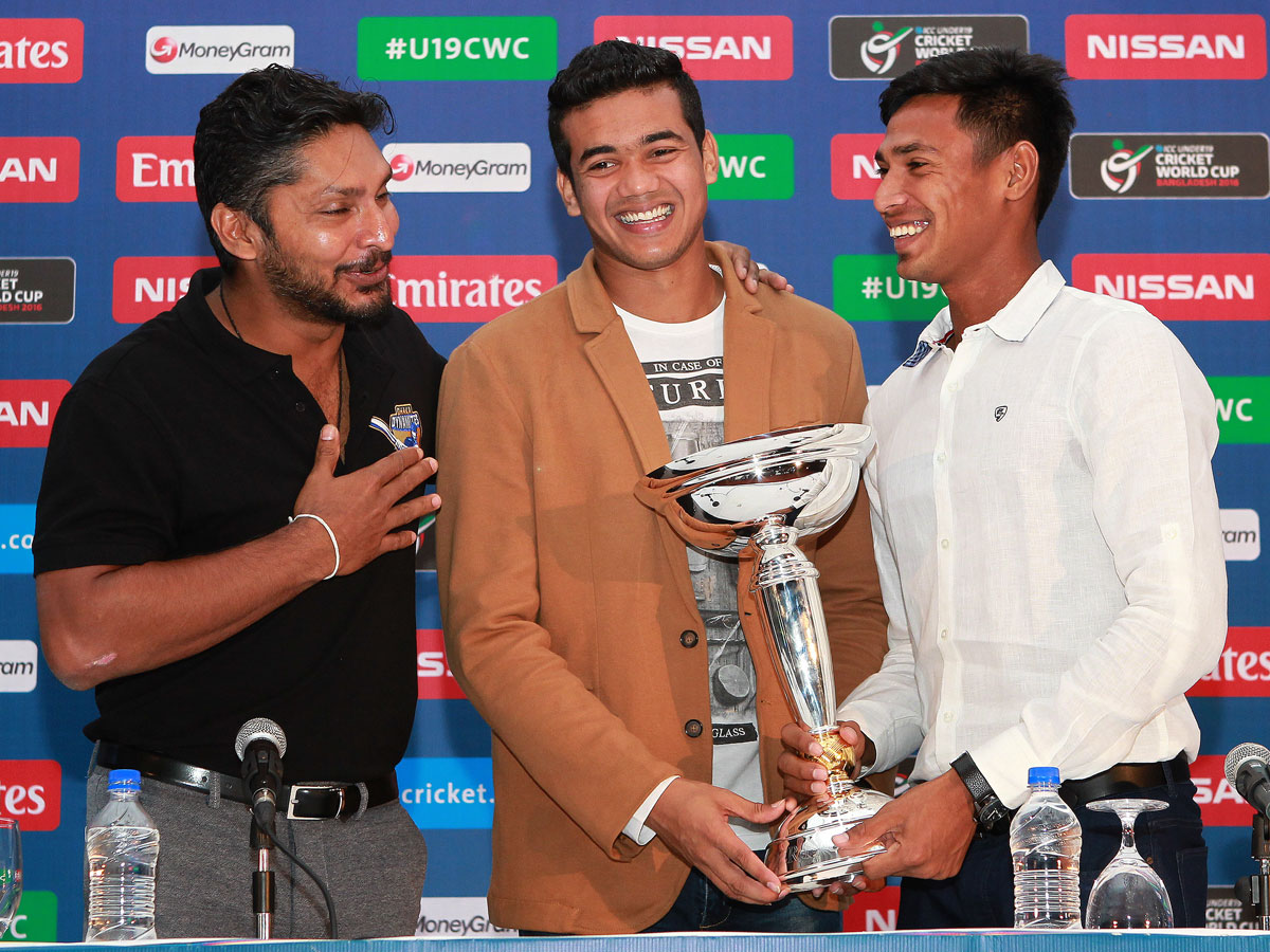 নিজে অনূর্ধ্ব-১৯ বিশ্বকাপে খেলেননি বলে ট্রফিটা তাসকিন ও মুস্তাফিজকেই হাতে নিতে বললেন কুমার সাঙ্গাকারা। রাজধানীর একটি হোটেলে—প্রথম আলো