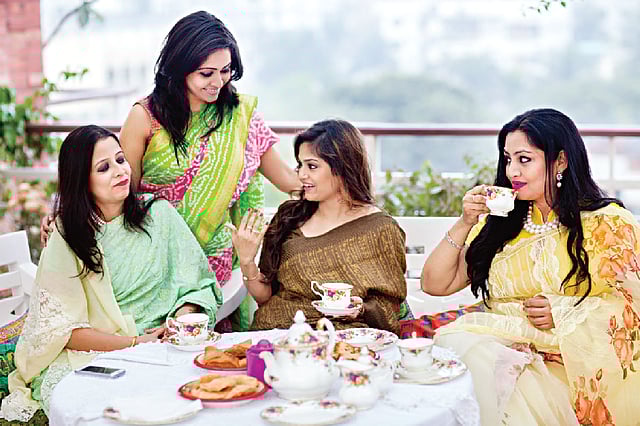 খাওয়ার সময় শব্দ না করে খাওয়াটাই ভালো। ছবি: অধুনা