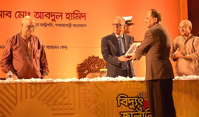 রাষ্ট্রপতি মো. আবদুল হামিদের কাছ থেকে পুরস্কার নিচ্ছেন যুগ্ম সচিব মোহাম্মদ মুনীর চৌধুরী