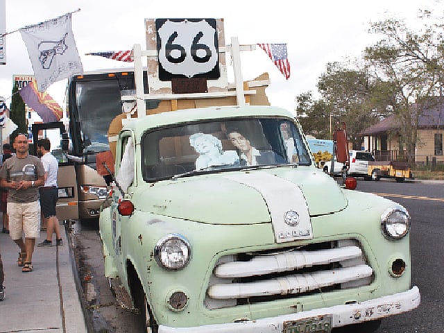 এলভিস প্রিসলি আর মেরিলিন মনরোর ছবি সাঁটা পুরোনো মডেলের ডজ পিকআপ