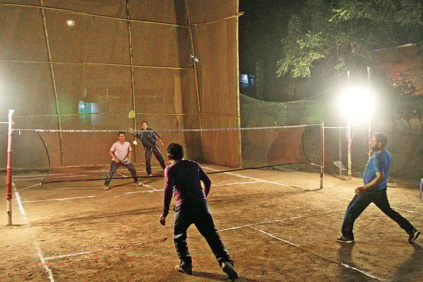 শীতের রাতে আলো জ্বালিয়ে ব্যাডমিন্টন খেলা চলছে। ছবিটি মানিক মিয়া অ্যাভিনিউর টিঅ্যান্ডটি মাঠ থেকে তোলা l প্রথম আলো