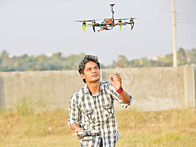 নিজের তৈরি ড্রোন ওড়াচ্ছেন নাহিদ ফেরদৌস l খালেদ সরকার