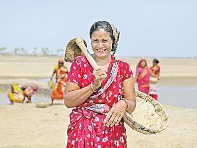 শ্রমজীবী নারীর এই হাসি থাকুক সারা বছর। খুলনার কয়রা থেকে ছবিটি তুলেছেন সুমন ইউসুফ