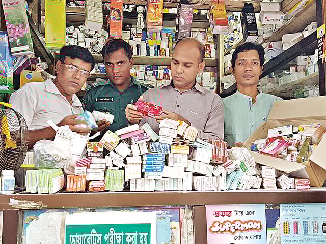 মেয়াদোত্তীর্ণ ও আমদানি নিষিদ্ধ ওষুধ বিক্রি হচ্ছিল বাকলিয়া ডিসি রোেডর একটি দোকানে