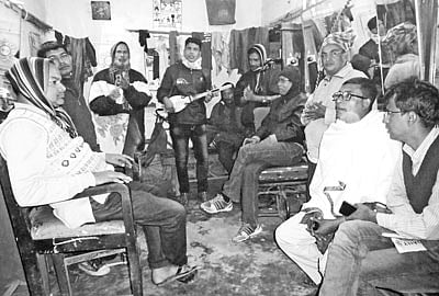 বাউল শিল্পীরা গানের আসর বসিয়েছেন কেশবপুর পুরাতন বাসস্ট্যান্ডের এক সেলুনে। গত রোববার তোলা ছবি l প্রথম আলো