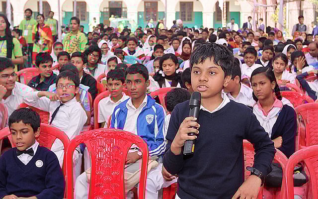 চট্টগ্রাম আঞ্চলিক গণিত উৎসবে প্রশ্ন করছে এই শিক্ষার্থী। ‘গণিত শেখো স্বপ্ন দেখো’ স্লোগানে চট্টগ্রামের সেন্ট প্লাসিড উচ্চবিদ্যালয় মাঠে আজ এ উৎসব অনুষ্ঠিত হয়। ছবি: সৌরভ দাশ