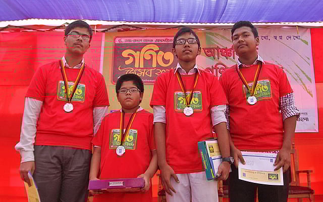 ‘ডাচ-বাংলা ব্যাংক-প্রথম আলো ২০১৬’-এর চট্টগ্রাম আঞ্চলিক গণিত উৎসবে সেরাদের সেরা হয়েছে এই চার খুদে গণিতবিদ। ‘গণিত শেখো স্বপ্ন দেখো’-এই স্লোগানে চট্টগ্রামের সেন্ট প্লাসিড উচ্চবিদ্যালয় মাঠে আজ এ উৎসব অনুষ্ঠিত হয়। ছবি: সৌরভ দাশ