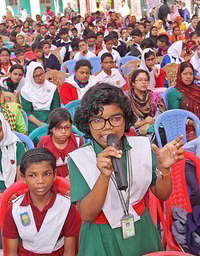 চট্টগ্রাম আঞ্চলিক গণিত উৎসবে মনে আসা প্রশ্নের উত্তর অতিথিদের কাছে জানতে চায় এই শিক্ষার্থী। ‘গণিত শেখো স্বপ্ন দেখো’ স্লোগানে চট্টগ্রামের সেন্ট প্লাসিড উচ্চবিদ্যালয় মাঠে আজ এ উৎসব অনুষ্ঠিত হয়। ছবি: সৌরভ দাশ