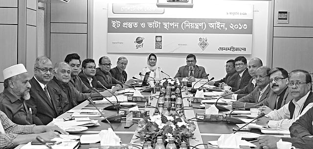 রাজধানীর কারওয়ান বাজারে প্রথম আলো কার্যালয়ে গতকাল ‘ইট প্রস্তুত ও ভাটা স্থাপন (নিয়ন্ত্রণ) আইন, ২০১৩’ শীর্ষক গোলটেবিল অনুষ্ঠানে আলোচকেরা l প্রথম আলো