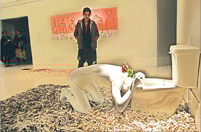 বিস্তার আর্ট কমপ্লেক্স আয়োজিত শিল্পোৎসবে ‘লেট দা গুড টাইমস রোল’ শিরোনামে প্রদর্শনীতে স্থান পাওয়া একটি স্থাপনাশিল্প l সৌরভ দাশ