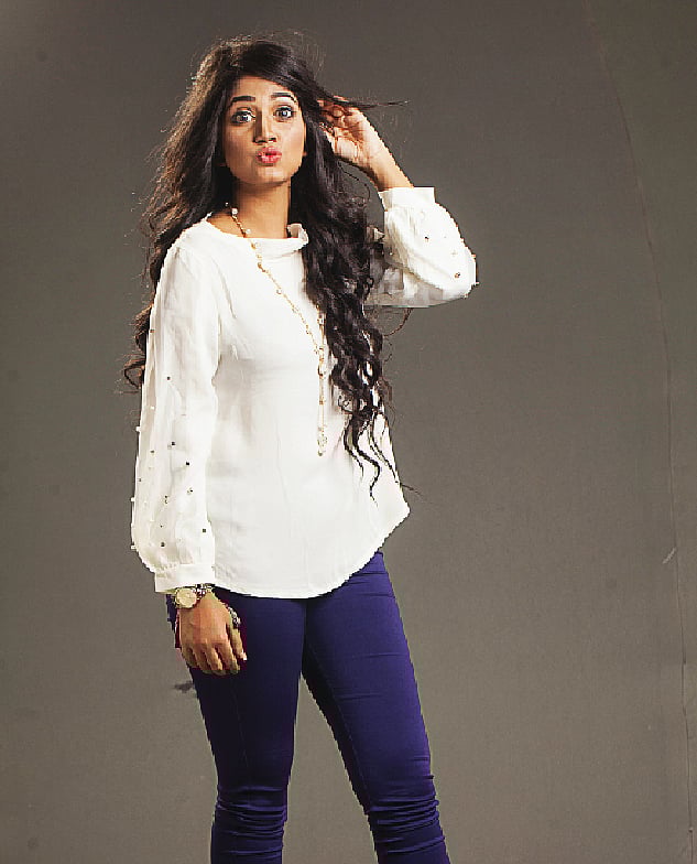 সঠিক নিয়ম মেনে চুলের যত্ন নিন। মডেল: শাহতাজ, ছবি: নকশা