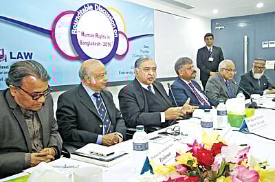 রাজধানীর এশিয়া প্যাসিফিক ইউনিভার্সিটিতে গতকাল বিকেলে ‘মানবাধিকার পরিস্থিতি বাংলাদেশ-২০১৬’ শীর্ষক গোলটেবিল আলোচনায় অংশ নেন (বাঁ থেকে) সলিমুল্লাহ খান, কাইউম রেজা চৌধুরী, ড. কামাল হোসেন, মিজানুর রহমান, জামিলুর রেজা চৌধুরী ও বিচারপতি আমিরুল কবীর চৌধুরী l ছবি: প্রথম আলো