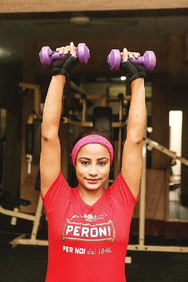 ক্যালরি পোড়াতে করতে হবে ব্যায়াম। মডেল: দয়িতা। ছবি: অধুনা