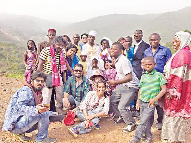 সিয়েরা লিওনের শিল্পীদের সঙ্গে নির্মাতা অমিতাভ রেজা চৌধুরী ও তাঁর দল l ছবি: সংগৃহীত