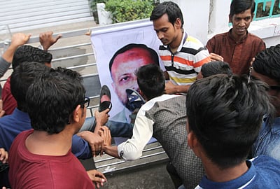 বঙ্গবন্ধু শেখ মুজিবুর রহমানের ছবি বিকৃত করার অভিযোগে চট্টগ্রাম-১১ আসনে আওয়ামী লীগের সাংসদ এম এ লতিফের সাংসদ পদ খারিজের দাবিতে আজ বিক্ষোভ কর্মসূচির আয়োজন করা হয়। কর্মসূচির একপর্যায়ে ক্ষুব্ধ তরুণেরা সাংসদের ছবিতে জুতা নিক্ষেপ করেন। ছবিটি চট্টগ্রাম কেন্দ্রীয় শহীদ মিনার চত্বর থেকে তোলা। ছবি: সৌরভ দাশ