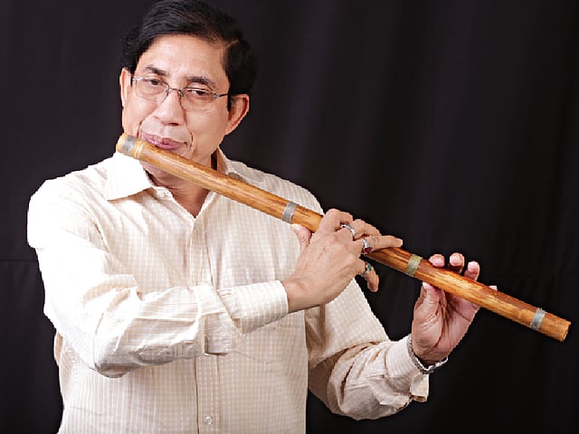 বাঁশিশিল্পী গাজী আবদুল হাকিম। ছবি: আনন্দ