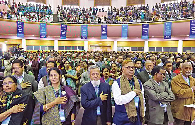 জাতীয় সংগীত ও শপথ গ্রহণের মধ্য দিয়ে শুরু হয় টিআইবির সনাক–ইয়েস জাতীয় সম্মেলন l ছবি: প্রথম আলো