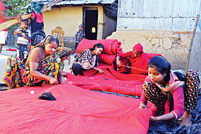 দীঘিনালার পশ্চিম কঁাঠালতলী গ্রামের বাড়ির উঠানে লেপ সেলাইয়ে ব্যস্ত রহিমা বেগম ও তাঁর সহযোগিরা l প্রথম আলো