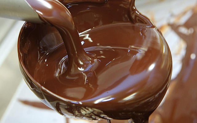 এই চকলেট লিকার দিয়ে তৈরি হবে বিভিন্ন স্বাদ ও আকারের মজার মজার চকলেট। ছবি: এএফপি