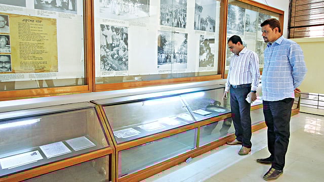 ভাষাশহীদ আবুল বরকত স্মৃতি জাদুঘর ও সংগ্রহশালা ঘুরে দেখছেন দর্শনার্থীরা। গত বৃহস্পতিবার তোলা ছবি l প্রথম আলো
