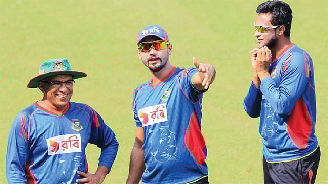 নেপথ্যে থাকবেন হাথুরুসিংহে, মাঠে মাশরাফি ও সাকিব। অধরা স্বপ্ন পূরণের ভার এঁদের কাঁধে। ছবি: প্রথম আলো