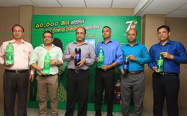 নতুন অফারের উদ্বোধনী অনুষ্ঠানে (বাঁ থেকে) ট্রান্সকম বেভারেজেস লিমিটেডের ইউনিট সেলস ম্যানেজার প্রদীপ কুমার হালদার,কান্ট্রি ম্যানেজার দর্পণ ভাসিস্থা,ডেপুটি ম্যানেজিং ডিরেক্টর খুরশিদ ইরফান চৌধুরী, জেনারেল ম্যানেজার (সেলস) আসরার আলম, ন্যাশনাল সেলস ম্যানেজার আনিসুর রহমান এবং মার্কেটিং ম্যানেজার আরিফ হোসেন। ছবি: আশরাফুল আলম