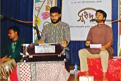 ফুলকির এ কে খান স্মৃতি মিলনায়তনে গান পরিবেশন করেন শমী সুহৃদ