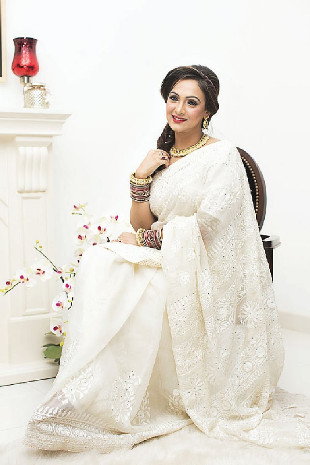 গরমের সময় সাদা রঙের শাড়িতে স্নিগ্ধতা ফুটে উঠবে। শাড়ি: মায়াসির, গয়না: অ্যারাবিয়ানস ও কনক দ্য জুয়েলারি প্যালেস হালকা রঙের পোলো শার্ট মানিয়ে যাবে সব ধরনের অনুষ্ঠানেই