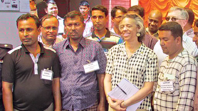 সাতক্ষীরা সদরের ভালুকা চাঁদপুর এলাকায় গতকাল দুপুরে দুগ্ধ শীতলীকরণ কেন্দ্র পরিদর্শন করেন বাংলাদেশে নিযুক্ত যুক্তরাষ্ট্রের রাষ্ট্রদূত মার্শা বার্নিকাট l ছবি: প্রথম আলো