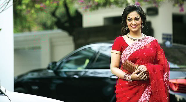 লাল রঙের মসলিন শাড়ির সঙ্গে রুপার গয়না এনে দিয়েছে ভিন্নতা। শাড়ি ও গয়না: মায়াসির