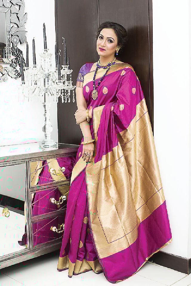 বিয়ে-পরবর্তী সময়ে বেছে নিতে পারেন এ ধরনের উজ্জ্বল শাড়ি। কাতানের সঙ্গে ঐতিহ্যবাহী গয়নায় আসে আভিজাতিক লুক।