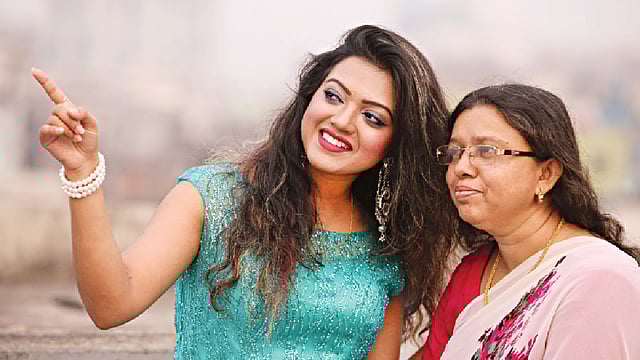 মায়ের সঙ্গে কর্ণিয়া। ছবি: খালেদ সরকার