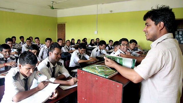 সরকারি স্কুল-কলেজের পাশাপাশি বেসরকারি স্কুল-কলেজগুলোতেও বিভিন্ন পরীক্ষার মাধ্যমে পাওয়া যায় চাকরির সুযোগ। সিলেটে শাহজালাল সিটি কলেজ থেকে ছবিটি তুলেছেন আনিস মাহমুদ