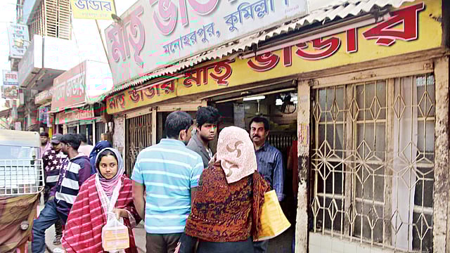 কুমিল্লার মনোহরপুরে আসল মাতৃভান্ডারে ক্রেতাদের িভড় লেগেই থাকে। ছবি: এম সাদেক