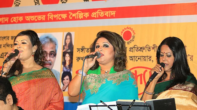 তিনশিল্পীর কন্ঠে ‘জয় বাংলা, বাংলার জয়’ গানটির সম্মিলিত পরিবেশনার মধ্য দিয়েই এই আয়োজনটি শুরু হয়। ছবি : প্রথম আলো