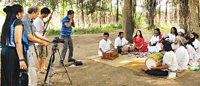 চলছে প্রামাণ্যচিত্রের শুটিং। ছবি: সংগৃহীত