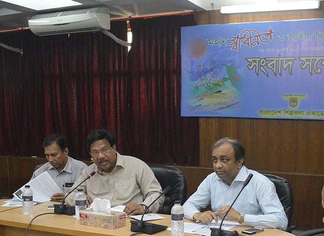 শিল্পকলা একাডেমির সভাকক্ষে সংবাদ সম্মেলনে বক্তব্য দেন একাডেমির মহাপরিচালক লিয়াকত আলী। ছবি: প্রথম আলো