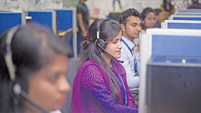 এ পদে আবেদন করতে হলে প্রার্থীকে অবশ্যই স্নাতক বা সমমান পাস হতে হবে। বয়স হতে হবে ২১ থেকে ২৯ বছরের মধ্যে