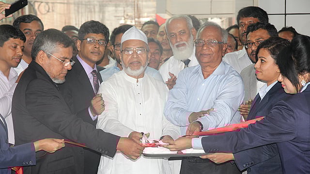 ফিতা কেটে হাসপাতালের উদ্বোধন করা হয়। ছবি: মনিরুল আলম