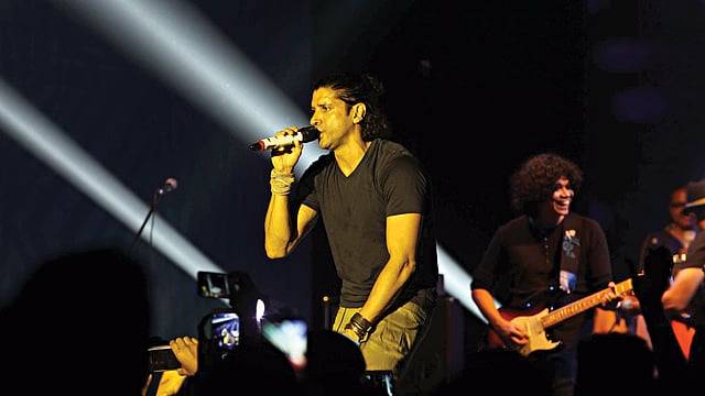 বসুন্ধরা কনভেনশন সিটির নবরাত্রি হলে গতকাল সন্ধ্যায় গান করেন বলিউড তারকা ফারহান আখতার l ছবি: প্রথম আলো